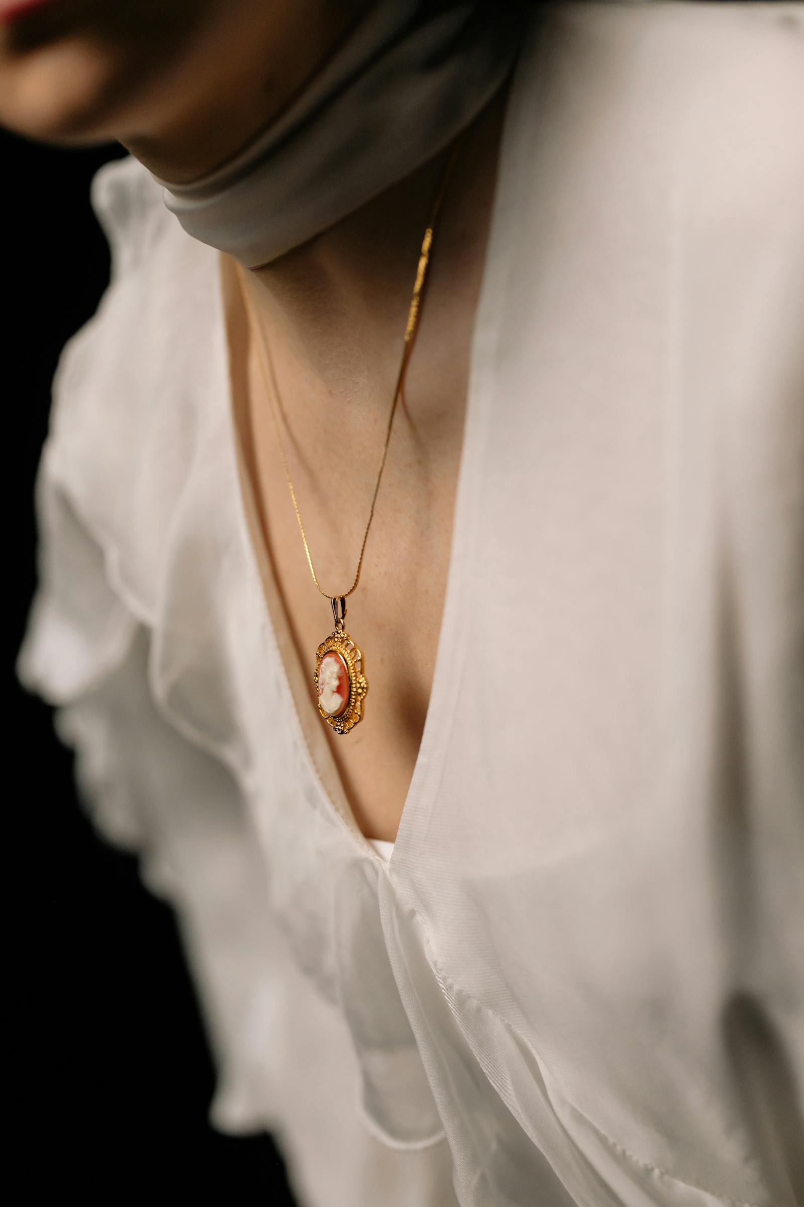 Collana d'oro indossata — Casa Aurea